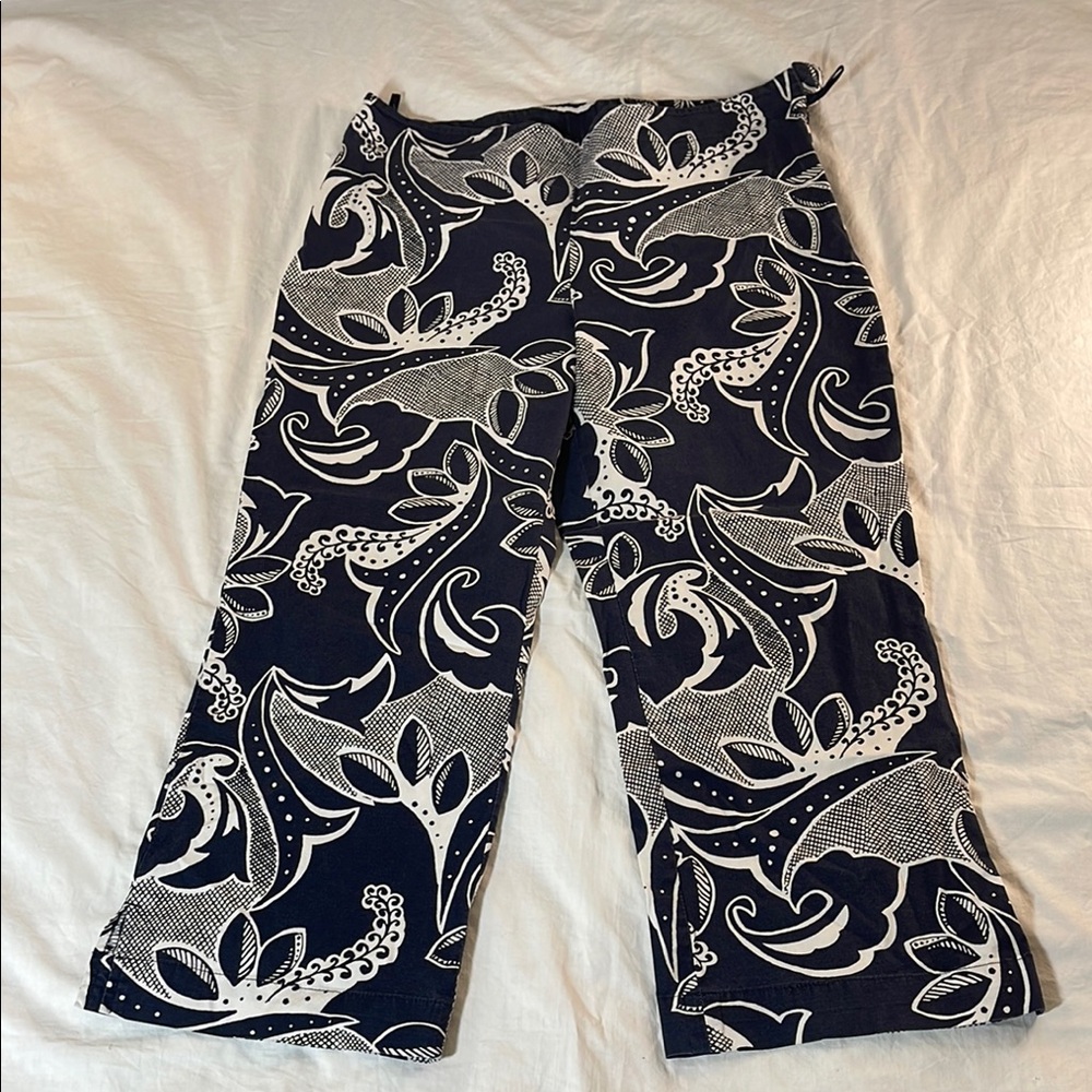 GAP Navy and White Floral Capri Pants Size 10
